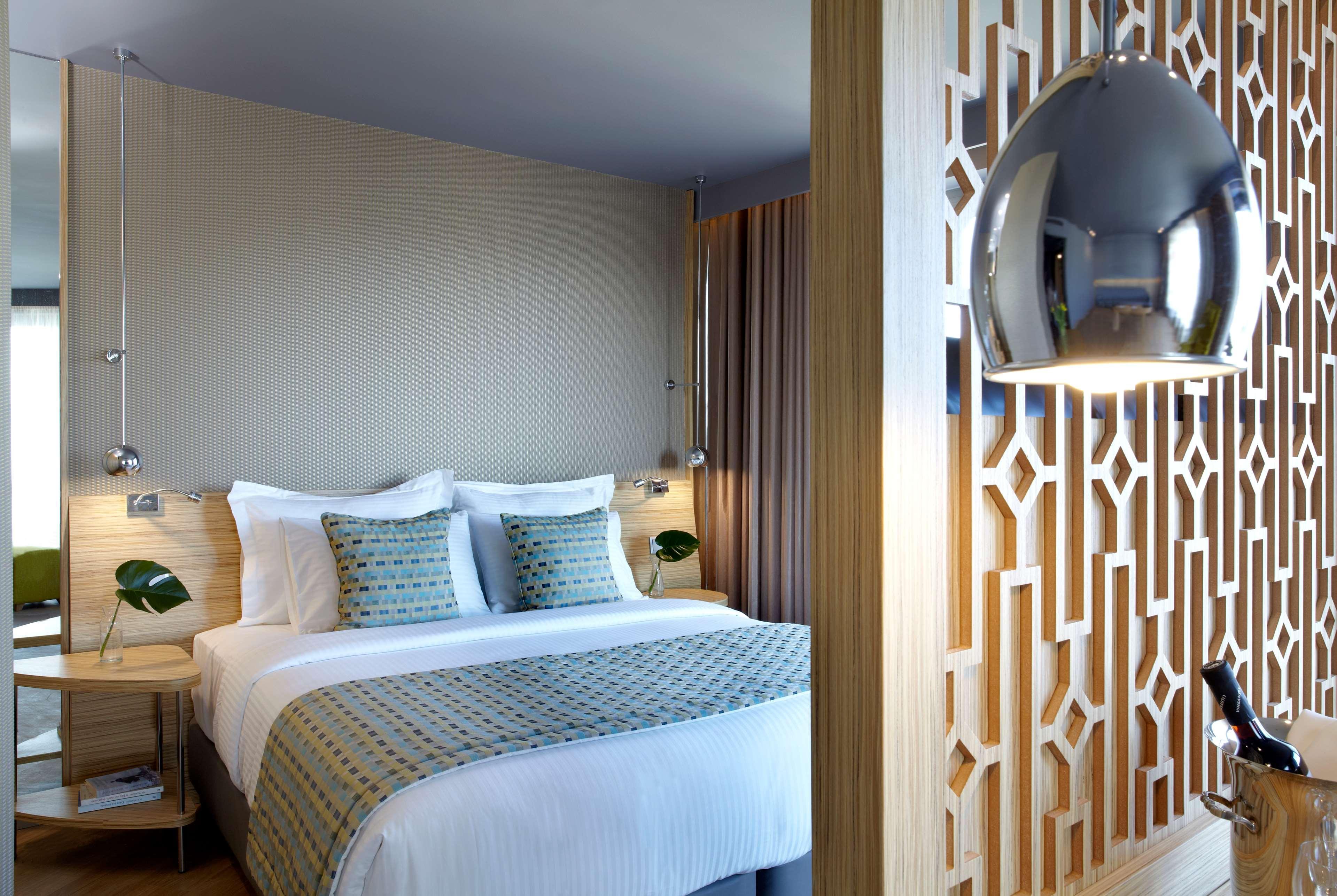 Hotel Wyndham Grand Atene Esterno foto A bedroom at the hotel