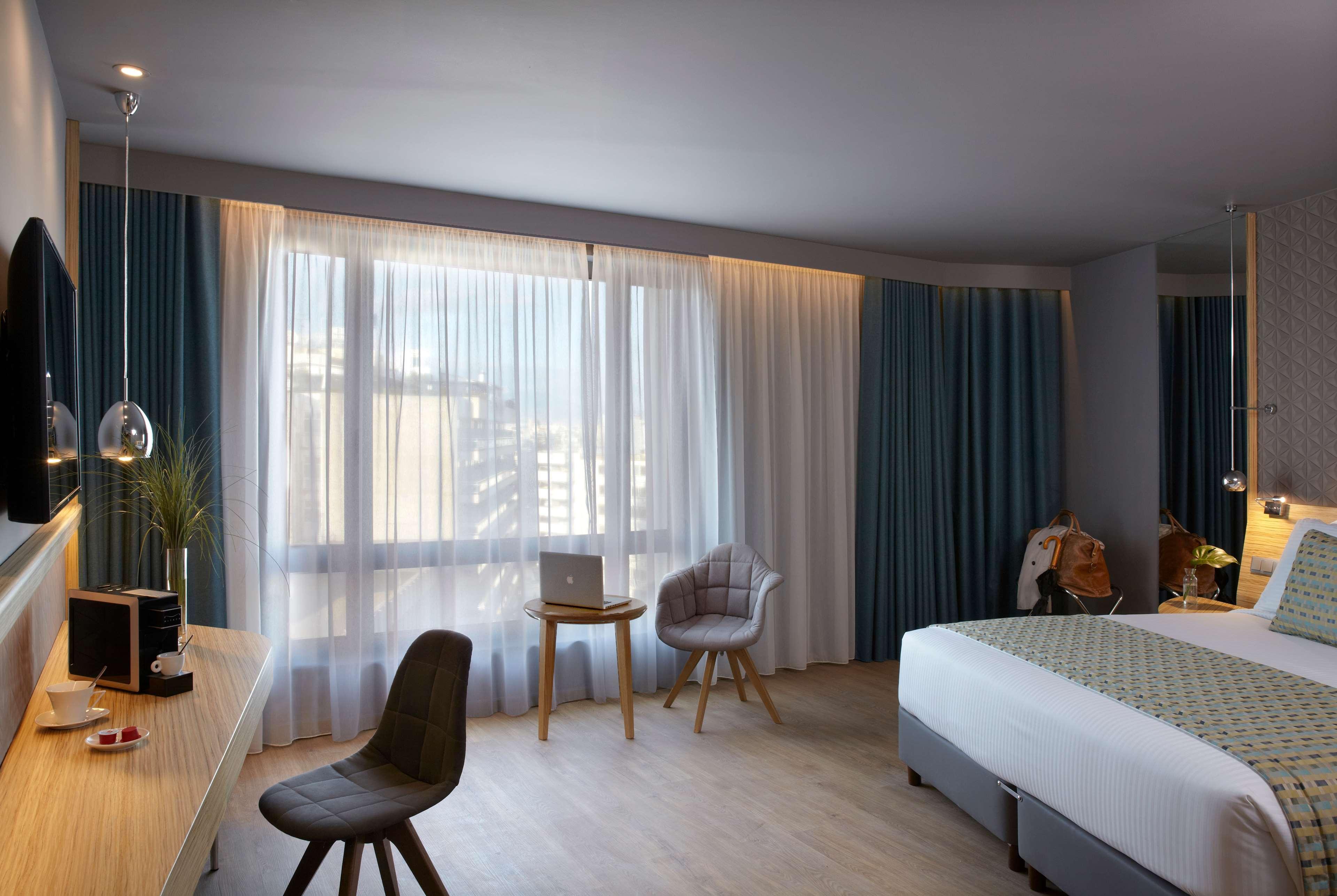 Hotel Wyndham Grand Atene Esterno foto A room at the hotel