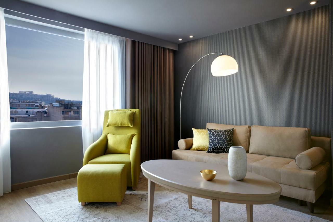 Hotel Wyndham Grand Atene Esterno foto A living room with a floor lamp
