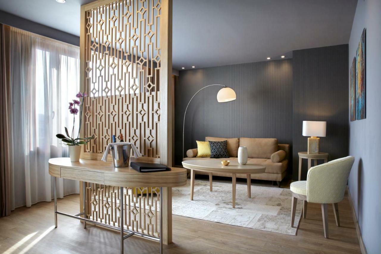 Hotel Wyndham Grand Atene Esterno foto A room divider